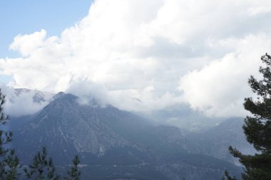  Karlı dağ manzarası ve büyük bulutlar