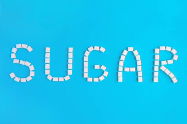 Şekerin mavi arkaplandaki yazıda yer alan şekeri.