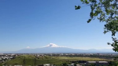 Güzel dağ manzaraları. Ararat Dağı, İncil selinden sonra Nuh 'un gemisinin indiği yer.