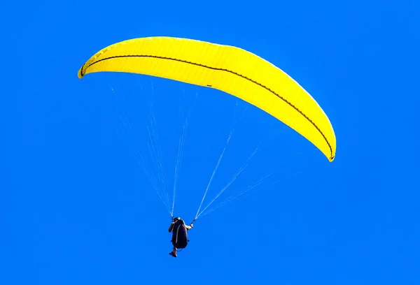 Güney Afrika'da bir yerde yamaç paraşütü — Stok fotoğraf