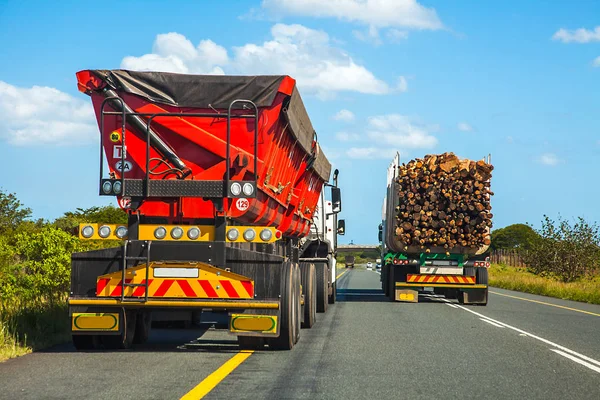 Vrachtwagen inhalen in Zuid-Afrika — Stockfoto