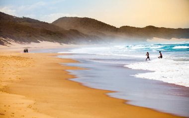 Kumsalda isimangaliso Sulak alan Parkı Güney Afrika
