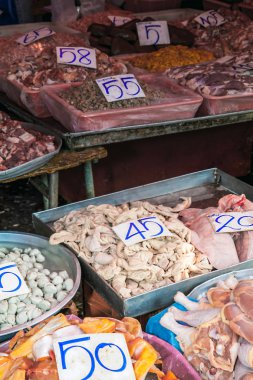 Et bir pazarda Bangkok Tayland