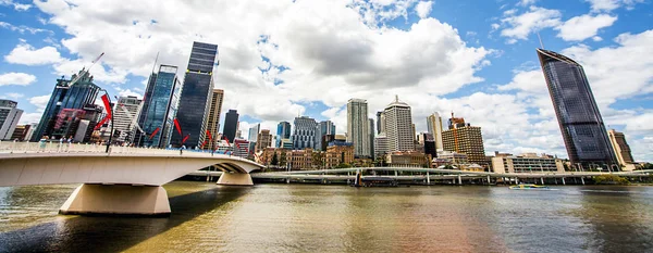 Skyline of Brisbane with Victoria Bridge — Stock Photo, Image