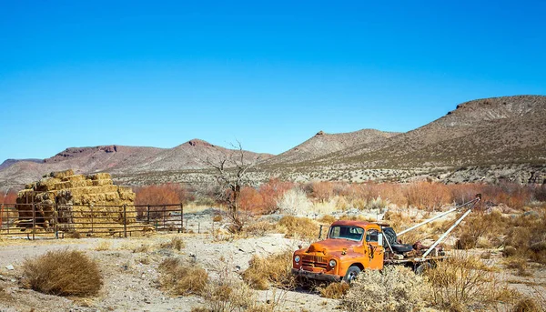 Veículo de reboque Oldtimer no deserto em El Paso Texas EUA — Fotografia de Stock