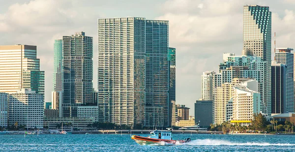 Barco da Guarda Costeira em frente ao horizonte de Miami Florida — Fotografia de Stock