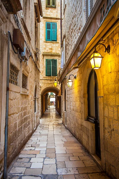 Callejón en el casco antiguo de Dubrovnik Croacia — Foto de Stock