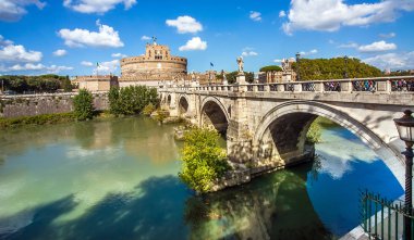 Sant 'Angelo Kalesi ve Tiber' deki Melek Köprüsü manzarası