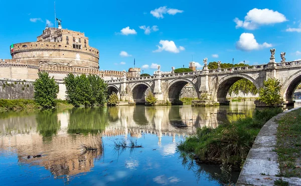 Sant 'Angelo Kalesi ve Tiber' deki Melek Köprüsü manzarası
