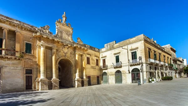 Porta San Biagio en la Piazza d 'Italia en Lecce Apulia Italia — Foto de Stock