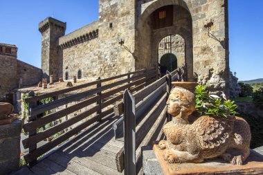 Bolsena 'daki Rocca Monaldeschi della Cervara Kalesi Bo Gölü üzerinde.
