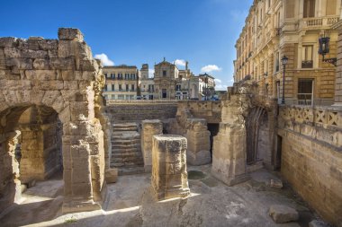 Lecce Apulia 'daki Piazza Sant' Oronzo 'daki Roma amfi tiyatrosunda. 