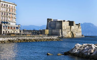 Castel Dell 'Ovo, Napoli Körfezi' nde bir ortaçağ kalesi. İtalya