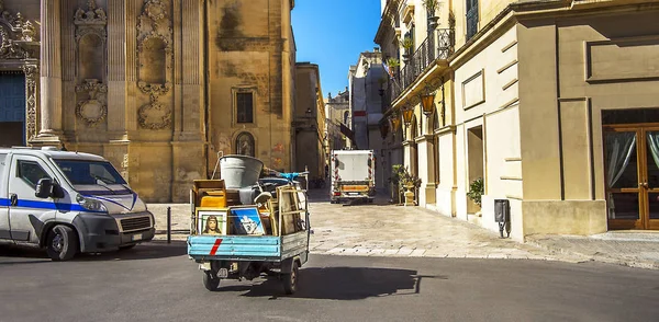 Apartamentos en movimiento en Piazza Vittorio Emanuele en Lecce Puglia It — Foto de Stock