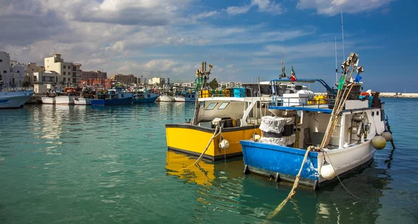 Рыбацкие лодки в старом порту Порто Веккьо в Монополи Пугли — стоковое фото