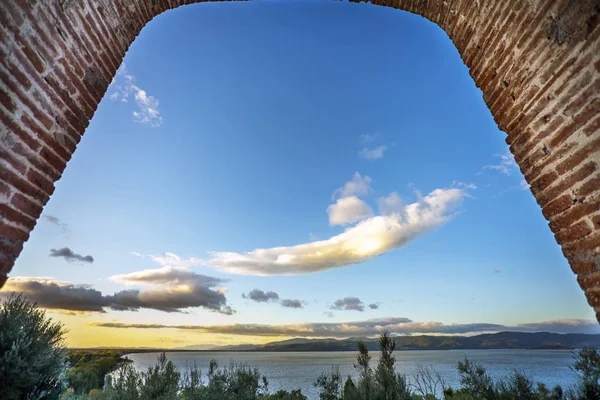 Castiglione 'deki Borgo d' Italia 'dan Trasimeno Gölü manzarası