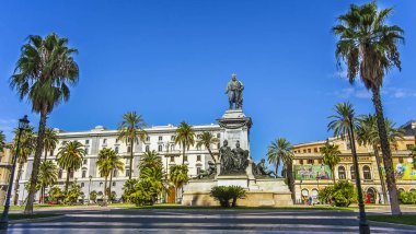 Pia 'daki Monumento statua Camillo Benso Conte di Cavour heykeli.