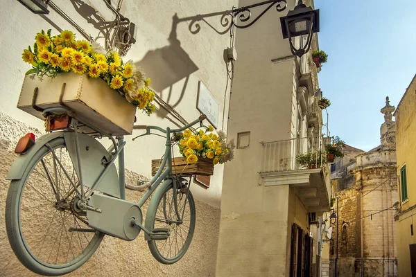 Callejón en el casco antiguo de Monopoli Puglia Italia — Foto de Stock