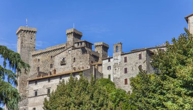 Lazio 'nun Viterbo bölgesinde Bolsena Gölü üzerindeki Rocca Monaldeschi della Cervara kalesi.