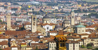 Lombardy İtalya 'nın Bergamo şehrinin manzarası eski şehir La Citta Alta' dan