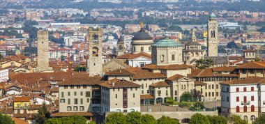 Lombardy İtalya 'nın Bergamo şehrinin manzarası eski şehir La Citta Alta' dan