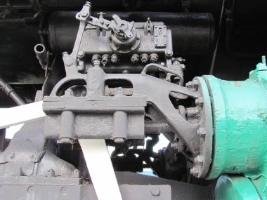 Geçen yılın güçlü, eski buharlı lokomotifinin yeşil piston detayları açık hava müzesinde rayların üzerinde duruyordu..