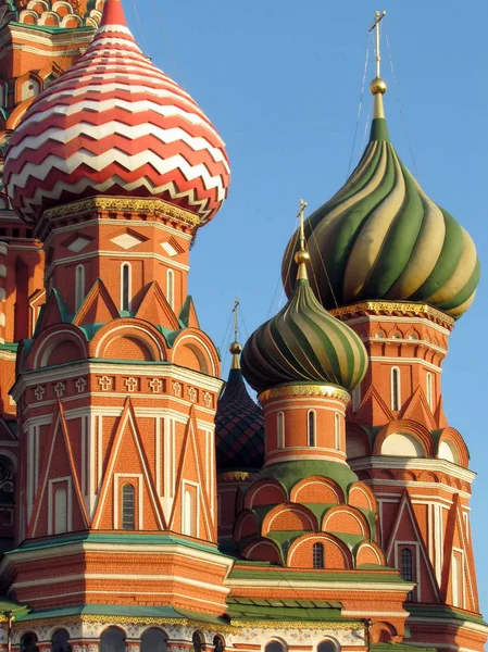 Multi-colored domes of the temple against the blue sky — Stock Photo, Image