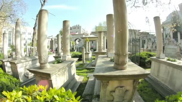 Кладбище с могилами и могилами — стоковое видео
