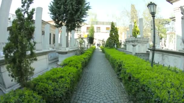 Begraafplaats wandeling door graven en graven — Stockvideo