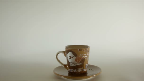 Versando chicchi di caffè in tazza — Video Stock
