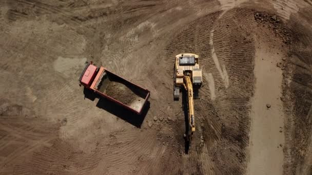 Flygfoto över grävmaskinens hällor sand — Stockvideo