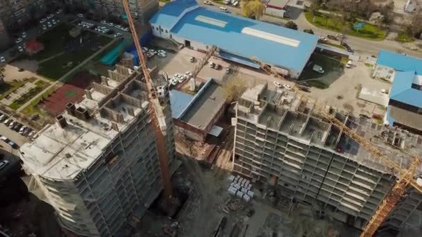 Tamamlanmamış bina üst görüntüsü yakınındaki vinç — Stok video