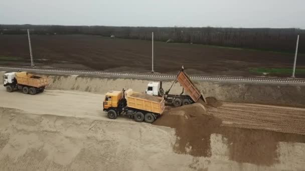 Автодорога в стадии строительства с грузовыми автомобилями — стоковое видео