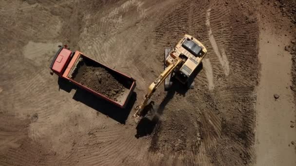 Koparka wylewanie piasku w wywrotce — Wideo stockowe