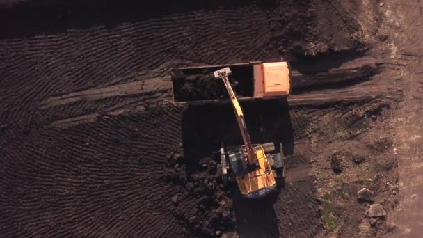 Vista de arriba hacia abajo del sitio de construcción con maquinaria — Vídeos de Stock