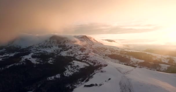 Εναέρια πτήση drone πάνω από οροσειρά — Αρχείο Βίντεο