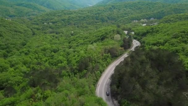 Luftflug über kaukasische Berge und kurvenreiche Straße — Stockvideo