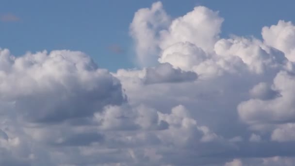 Синє небо білі хмари фоновий часовий пояс — стокове відео