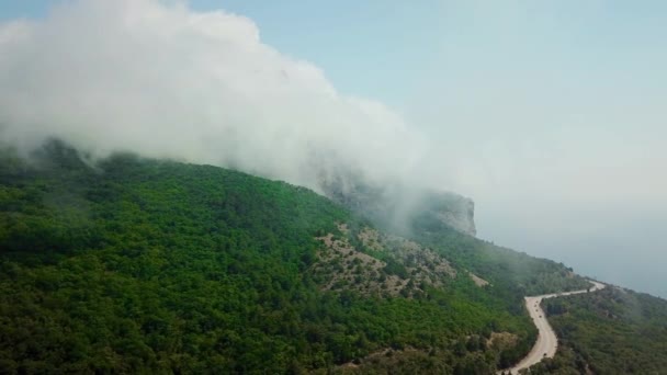 Ponto de vista dorne de nuvens voar sob montanhas — Vídeo de Stock
