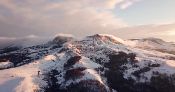 Idylická krajina zasněžené hory — Stock video