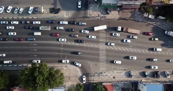 Внизу вниз, з видом на автостраду, місто поспішає годину — стокове відео