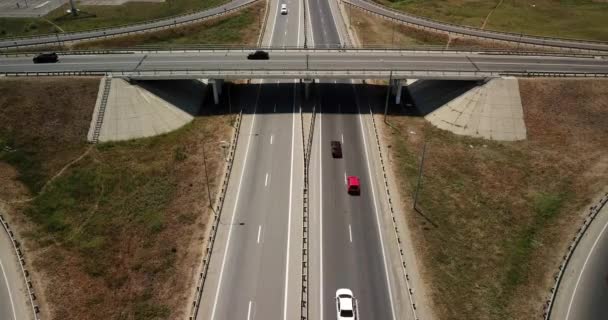 Widok z lotu ptaka na skrzyżowanie transportowe — Wideo stockowe