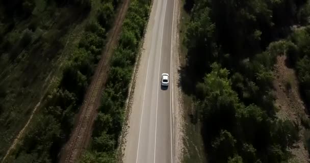 Pontos aéreos vista voando sobre a estrada da floresta com carros — Vídeo de Stock
