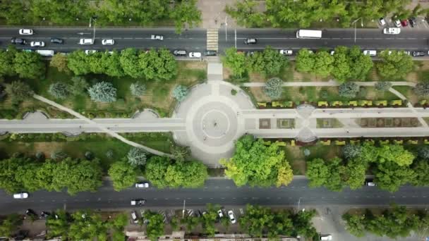 Udara atas ke bawah melihat jalan bebas hambatan sibuk kota terburu-buru — Stok Video
