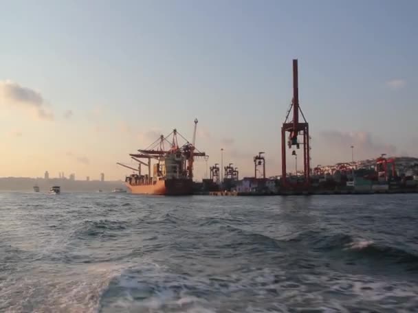 Морской порт в istanbul bosphorus — стоковое видео