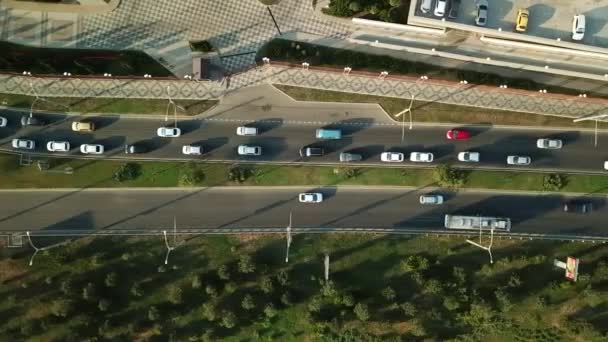 Şehirdeki yol trafiğinin hava görüntüsü. — Stok video