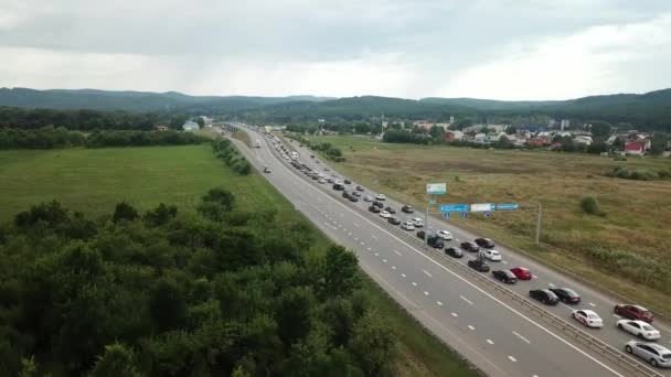 고속도로 교통 이 혼잡 한 러시아워의 공중 사진 — 비디오