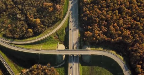 vue aérienne dépassement de la circulation avec voiture 