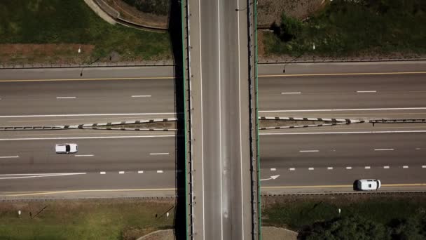 Direct boven zicht op kruising van de snelweg — Stockvideo