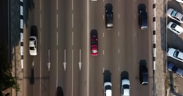 Antenni ylhäältä alas näkymä moottoritielle kiireinen kaupunki kiire — kuvapankkivideo